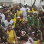 Harry e Meghan in Nigeria, il principe partecipa a una partita di pallavolo