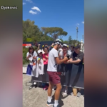 ATP Roma, Djokovic da ridere: dopo la borraccia in testa, firma gli autografi col casco