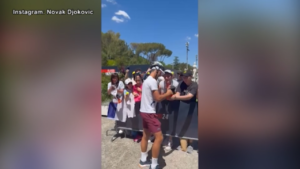 ATP Roma, Djokovic da ridere: dopo la borraccia in testa, firma gli autografi col casco