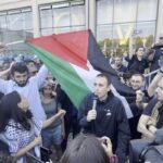 Salone del libro, manifestanti pro Palestina tentano di entrare: bloccati dalla polizia