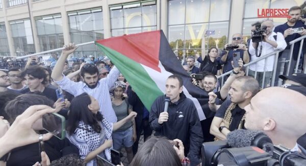 Salone del libro, manifestanti pro Palestina tentano di entrare: bloccati dalla polizia