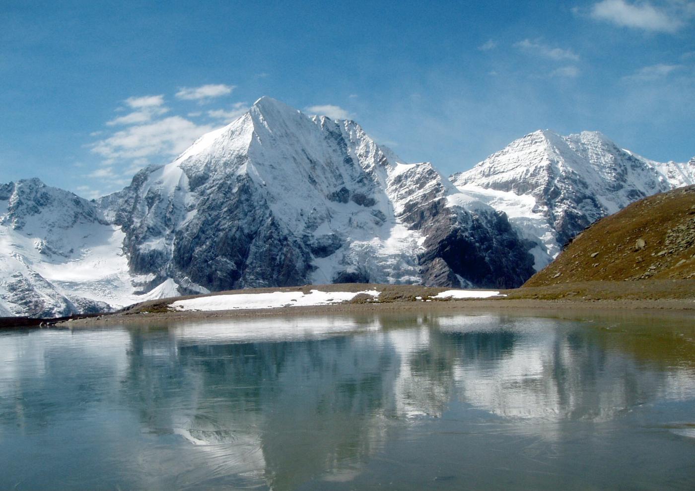 Alto Adige, 26enne scivola da cima Ortles e muore