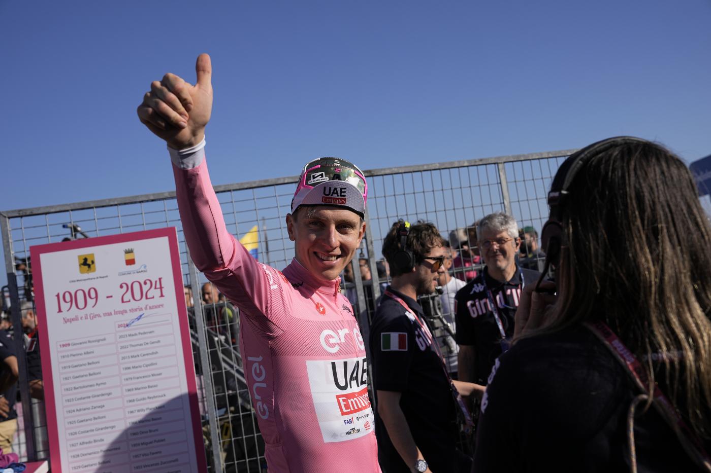 Giro d’Italia, Kooij vince a Napoli e chiude prima parte corsa: finora è dominio Pogacar