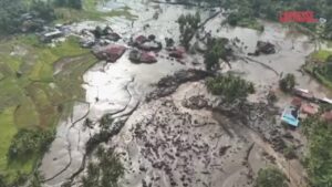 Indonesia, inondazioni spazzano via villaggi: oltre 30 i morti