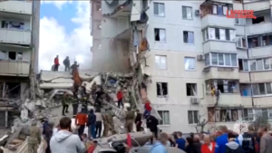 Belgorod, missili ucraini fanno crollare palazzo: 19 feriti