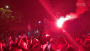 Bologna, notte di festa dopo la vittoria di Napoli: tifosi e giocatori cantano “L’anno che verrà” di Dalla