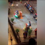 Texas: studente con bandiera palestinese durante consegna diplomi, portato via da sicurezza