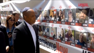 Roma, sindaco New York visita tempio ebraico: “Riportiamo ostaggi a casa e distruggiamo Hamas”