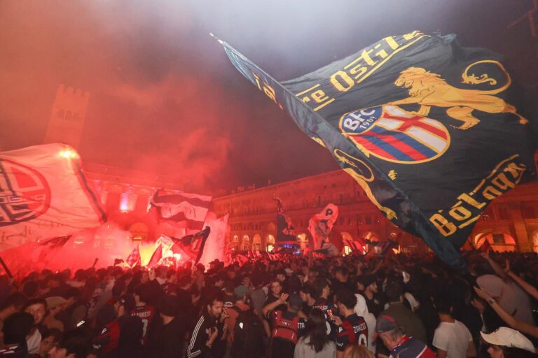 Bologna, tifosi del Bologna FC festeggiano in piazza maggiore