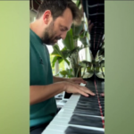 Bologna, Cesare Cremonini suona l’inno della Champions per celebrare i rossoblù