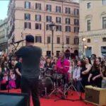 Roma, Fiorello sul set dei The Kolors suona la batteria e conduce il karaoke