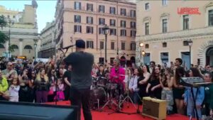 Roma, Fiorello sul set dei The Kolors suona la batteria e conduce il karaoke