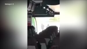 Francia, assalto a furgone della polizia: il video