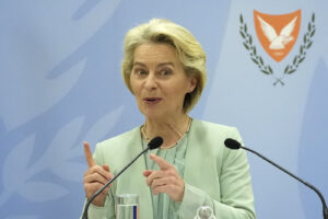 Nikos Christodoulides accoglie la presidente della Commissione europea, Ursula von der Leyen, a Cipro.