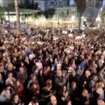 Tel Aviv, decine di migliaia in piazza per chiedere il rilascio degli ostaggi