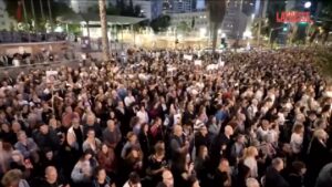 Tel Aviv, decine di migliaia in piazza per chiedere il rilascio degli ostaggi