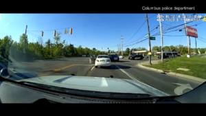 Ohio, poliziotti uccidono uomo che aveva sparato al suo superiore: le immagini della dash cam