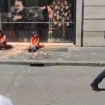 Roma, attivisti di Ultima generazione imbrattano la vetrina di Footlocker