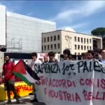 Sapienza, impronte rosse sul palazzo del Rettorato durante il corteo pro Palestina