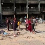 Gaza, sfollati palestinesi trovano rifugio in una scuola distrutta dalle bombe