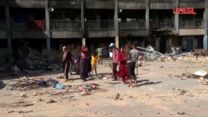 Gaza, sfollati palestinesi trovano rifugio in una scuola distrutta dalle bombe