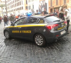 Camorra, cinque arresti in clan Contini: sequestrata nota pizzeria a Napoli
