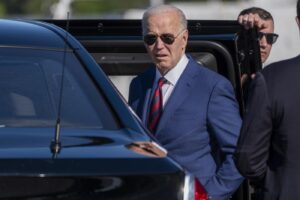 Il presidente Joe Biden arriva all'aeroporto internazionale di Seattle-Tacoma nello Stato di Washington