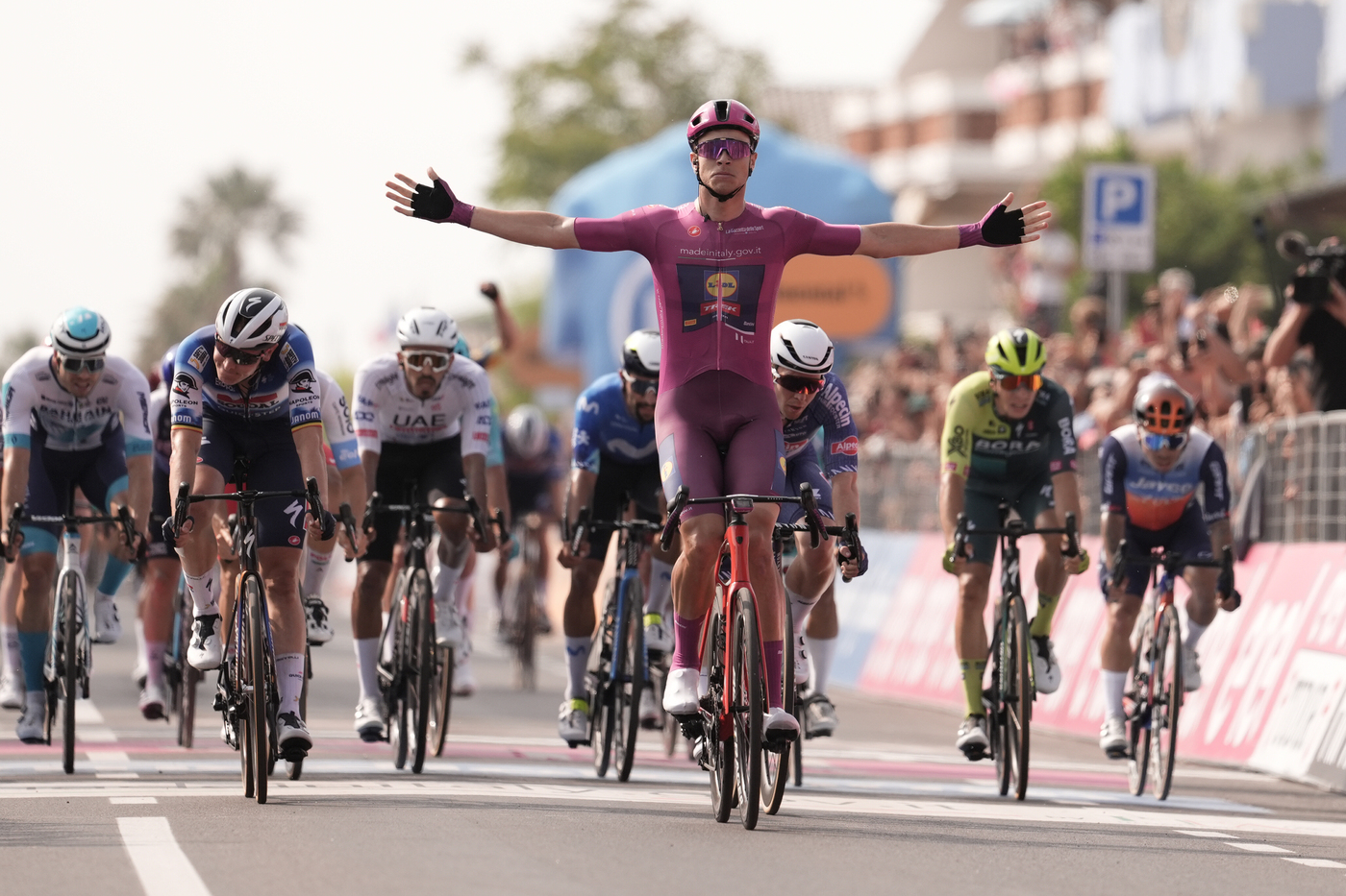 Giro d’Italia, Milan trionfa in volata: Pogacar sempre maglia rosa
