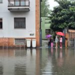 Milano, maltempo: i vigili del fuoco soccorrono persone in difficoltà