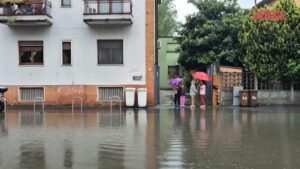 Milano, maltempo: i vigili del fuoco soccorrono persone in difficoltà