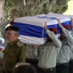 Gerusalemme, commozione al funerale di un soldato ucciso a Gaza