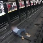 New York, si sente male e si sdraia sui binari: gli agenti lo salvano
