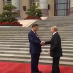Russia-Cina, Putin a Pechino accolto da Xi Jinping: calorosa stretta di mano tra i due leader