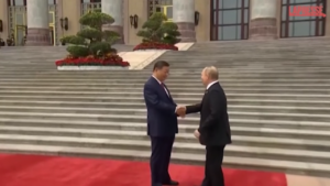 Russia-Cina, Putin a Pechino accolto da Xi Jinping: calorosa stretta di mano tra i due leader