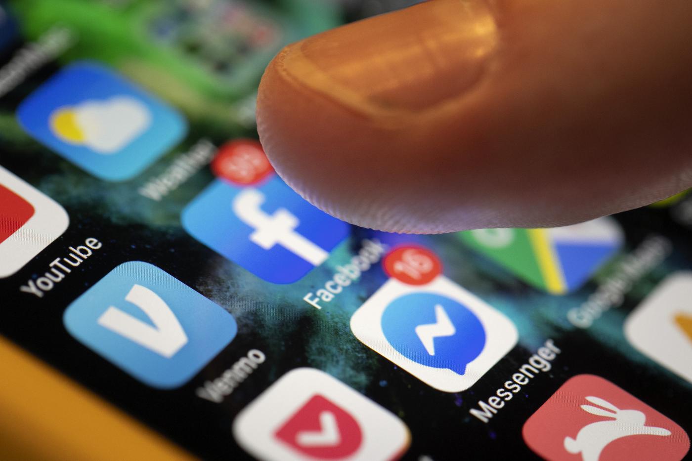 Meta, indagine Ue su Facebook e Instagram: rischio dipendenza nei bambini