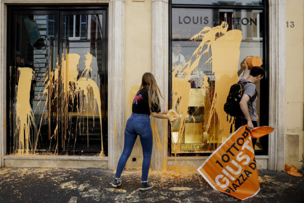 Protesta i di Ultima Generazione contro le griffe di Via dei Condotti