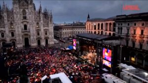 Milano, Concerto Radio Italia: Piazza Duomo piena nonostante la pioggia