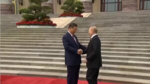 Putin in Cina, stretta di mano con Xi in piazza Tienanmen