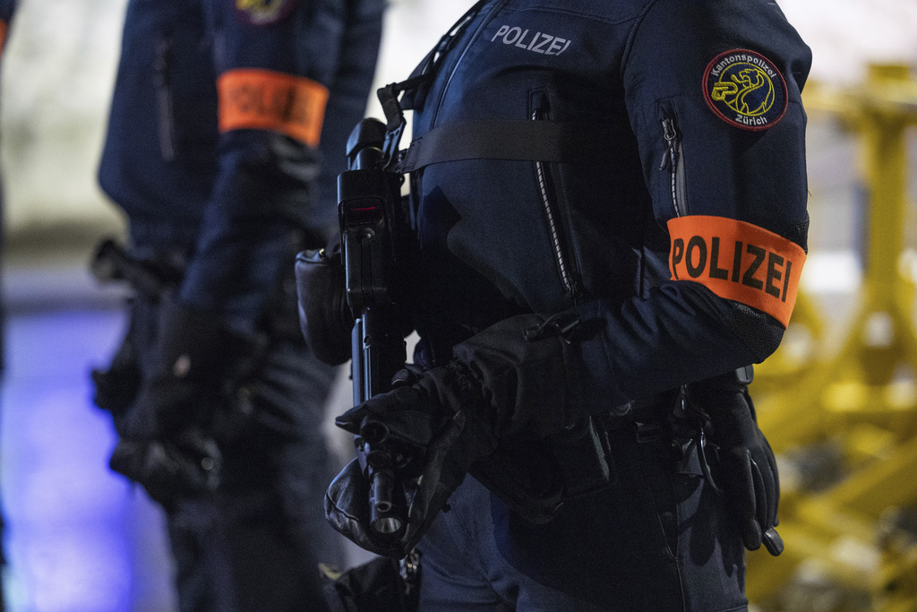 Svizzera, aggredisce passanti in strada con coltello: arrestato Svizzera, aggredisce passanti in strada con coltello: arrestato