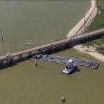 Texas, chiatta urta un ponte e riversa petrolio in acqua