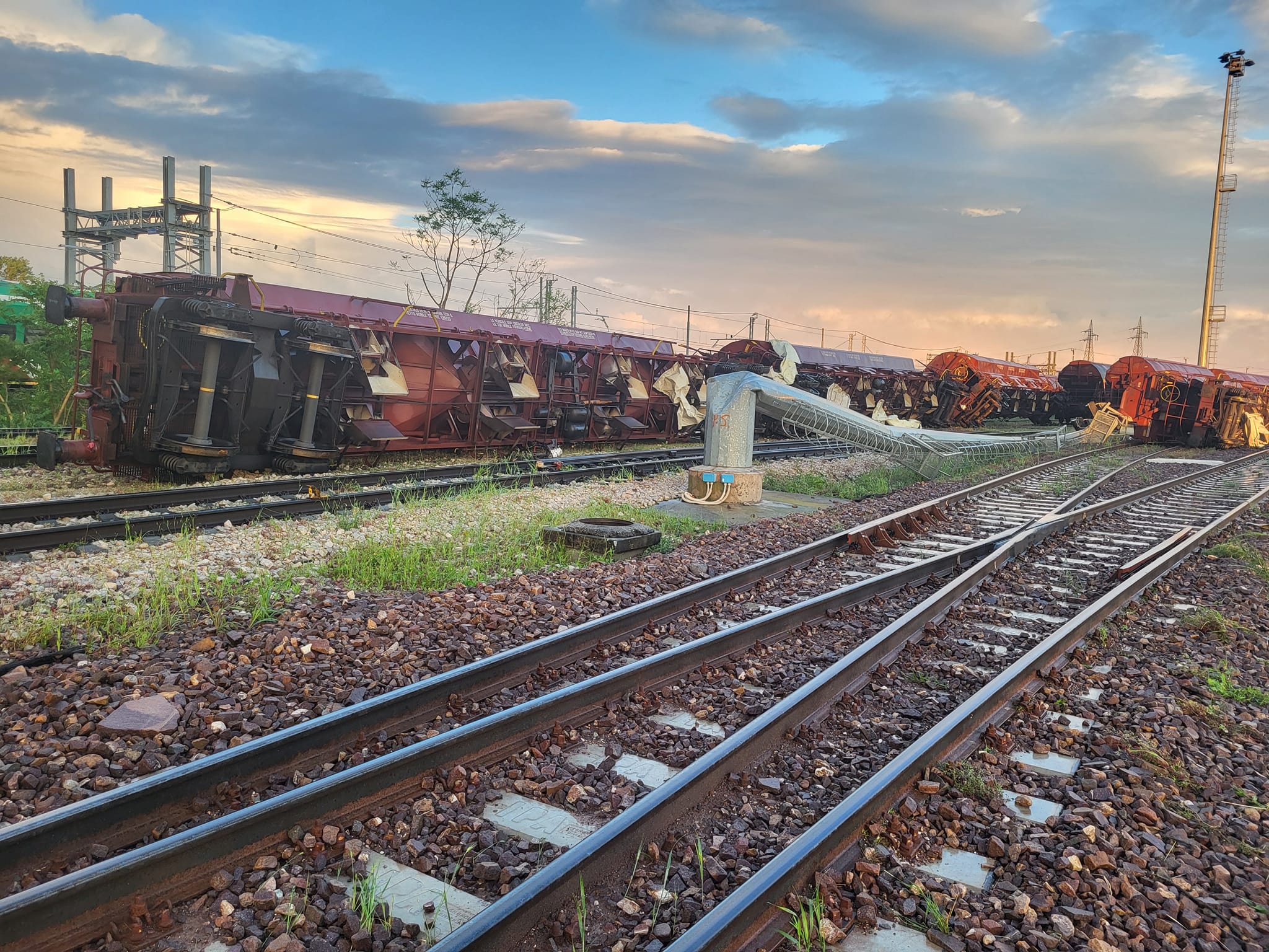 Maltempo, a Borgo Mantovano treno merci rovesciato dal vento