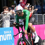 Giro d’Italia, Ganna vince la crono a Desenzano: Pogacar resta in maglia rosa