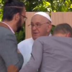 Verona, l’abbraccio del Papa con un palestinese e un israeliano