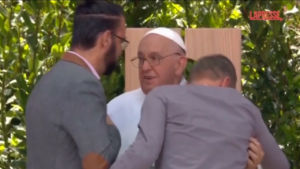 Verona, l’abbraccio del Papa con un palestinese e un israeliano