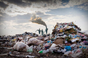 Stoccaggio e smaltimento illecito di rifiuti, denunce e sequestri in 33 province