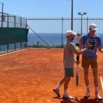 Jannik Sinner torna ad allenarsi in campo