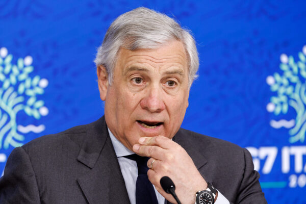 Omofobia, Tajani: “Non confondere teoria gender con diritti omosessuali”