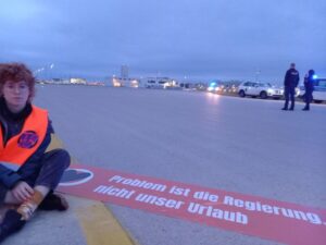 Germania, blitz attivisti Ultima Generazione: bloccato l’aeroporto di Monaco