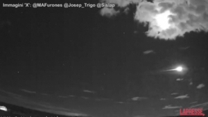 Spagna, passaggio meteorite illumina il cielo del Paese: le immagini