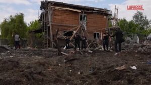 Ucraina, attacchi russi su Kharkiv: le immagini delle abitazioni distrutte